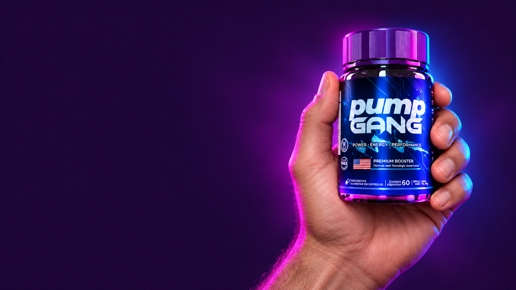 Mão de um homem segurando o frasco Pump Gang
